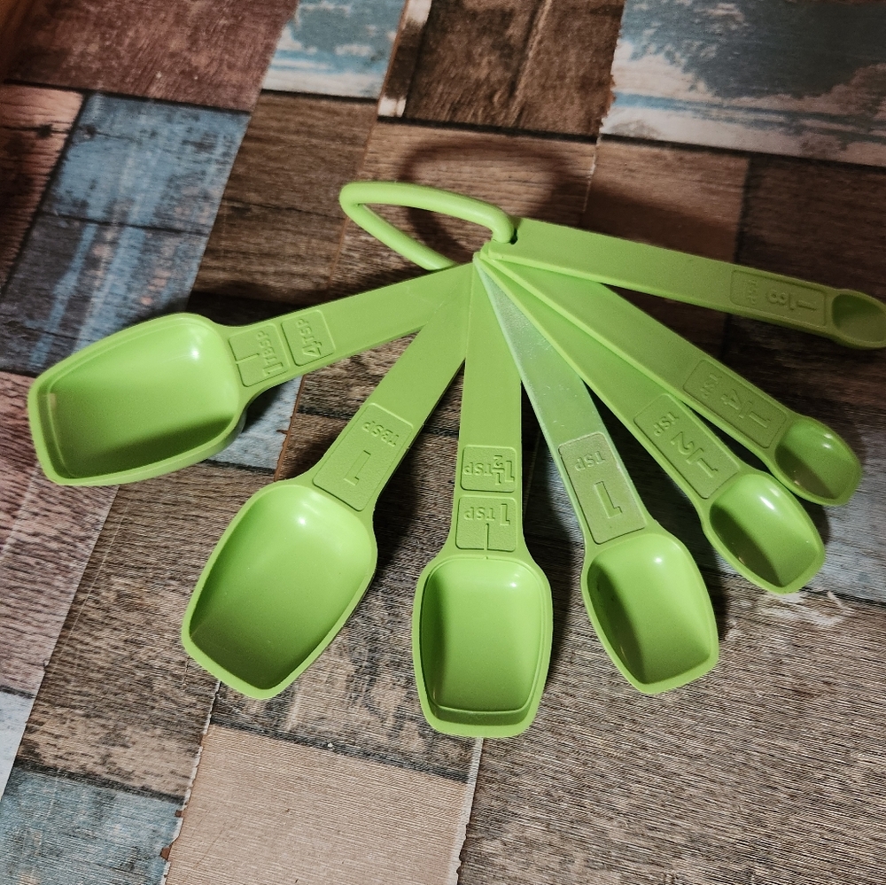 •Vintage• Tupperware 7 Green Measuring Spoons on Ring.